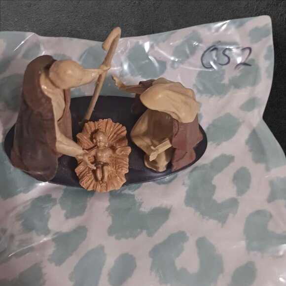 Christmas Nativity Scene Figurine Holy Family - Picture 8 of 10